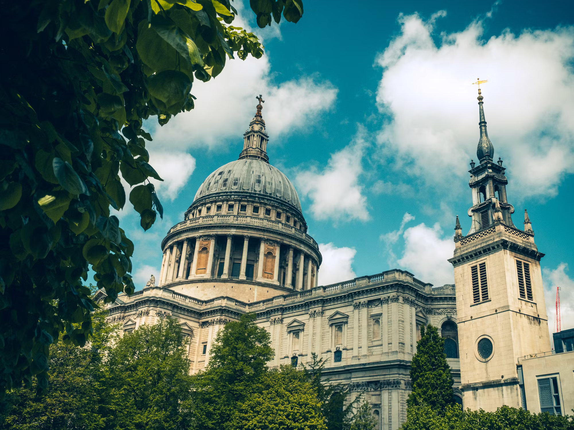 Evolucija ulične umetnosti: od grafitov do galerije  počitnice